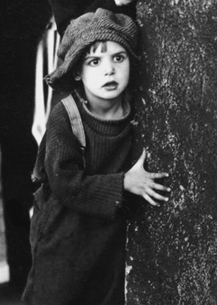 Jackie Coogan se convirtió a los seis años gracias a su simpatía y naturalidad en la primera estrella infantil del cine